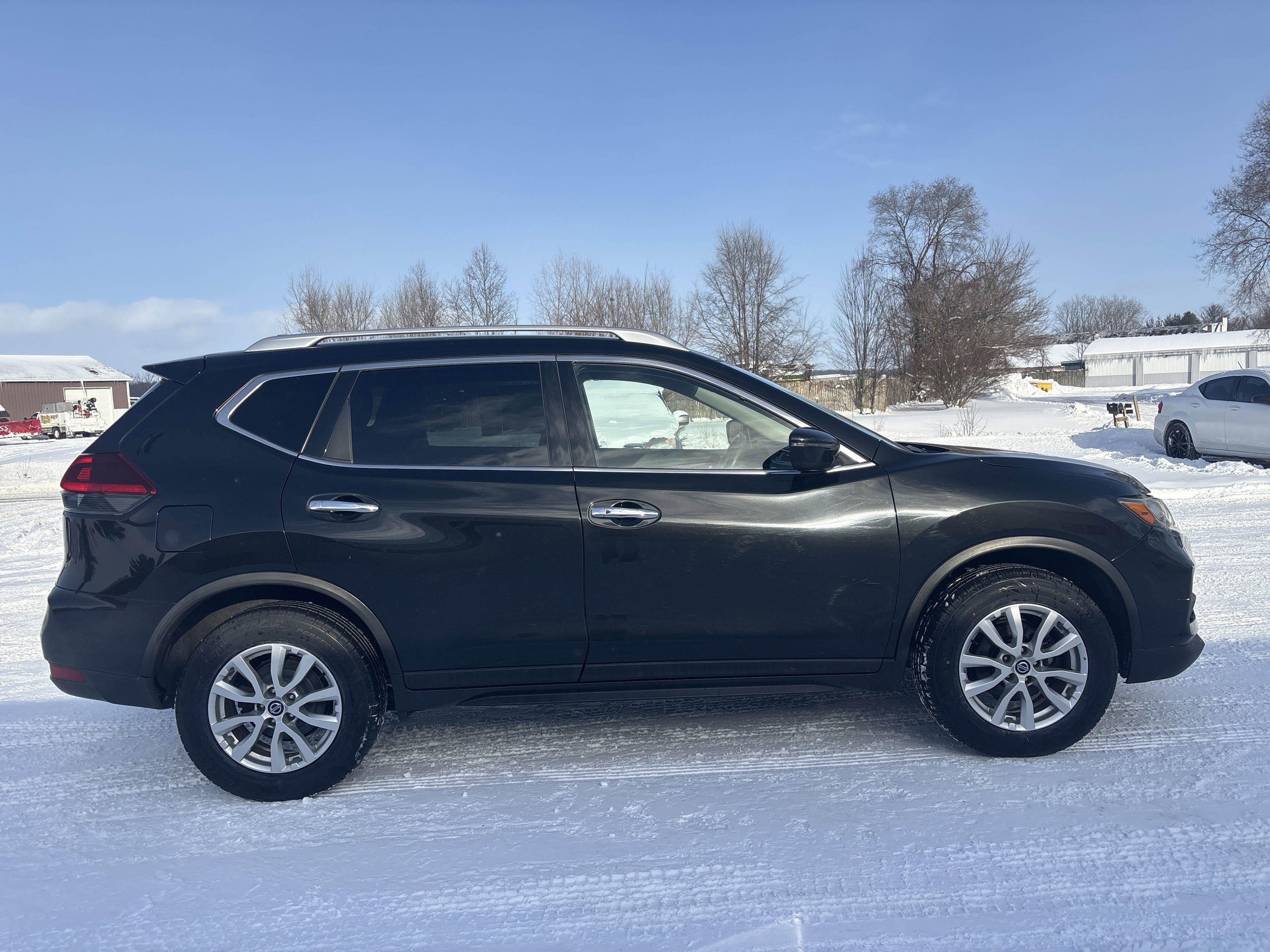 Used 2020 Nissan Rogue SV image 2