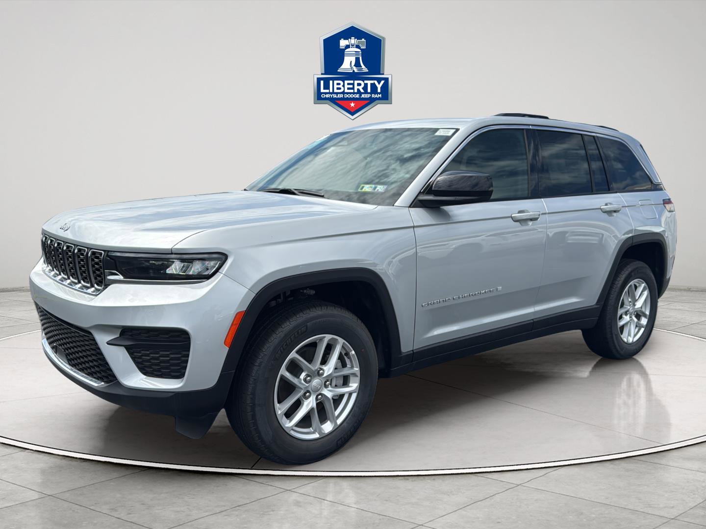 New 2025 Jeep Grand Cherokee Laredo X w/ Luxury Tech Group I AWD/4WD image 3