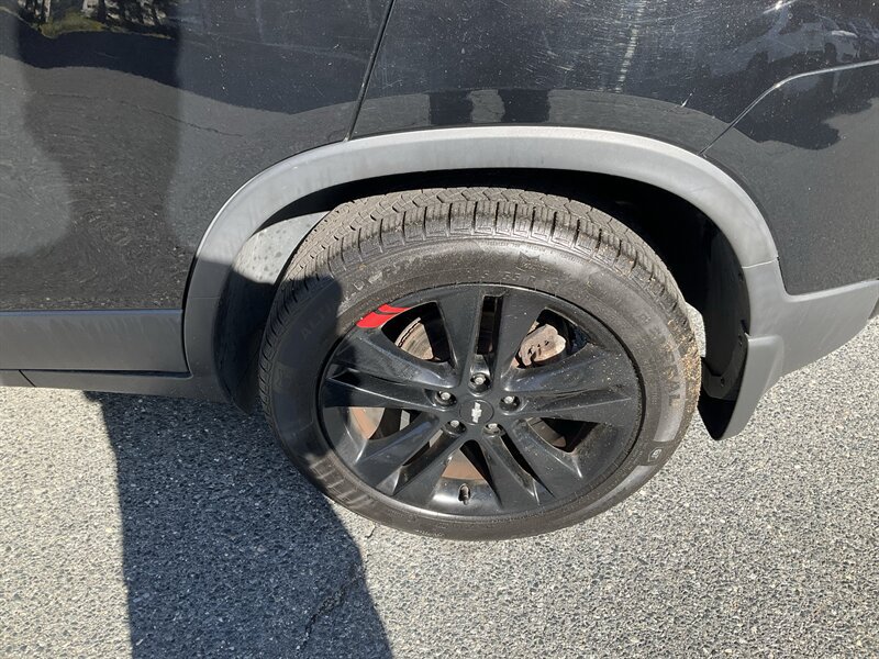 Used 2019 Chevrolet Trax LT w/ Sun & Sound Package AWD/4WD image 10