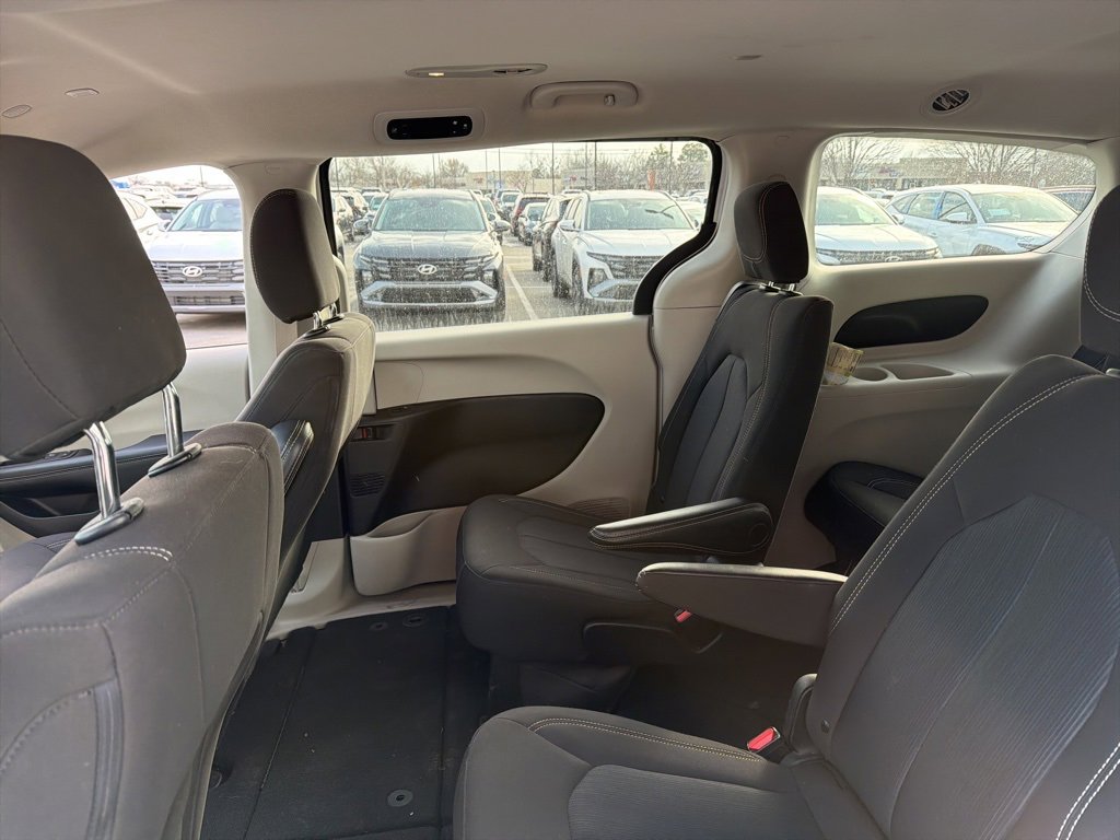 Used 2023 Chrysler Voyager LX image 9