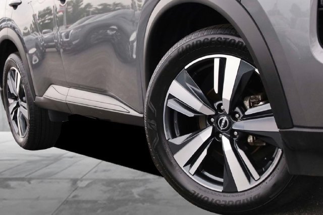 Certified 2025 Nissan Rogue SL w/ SL Premium Package AWD/4WD image 3