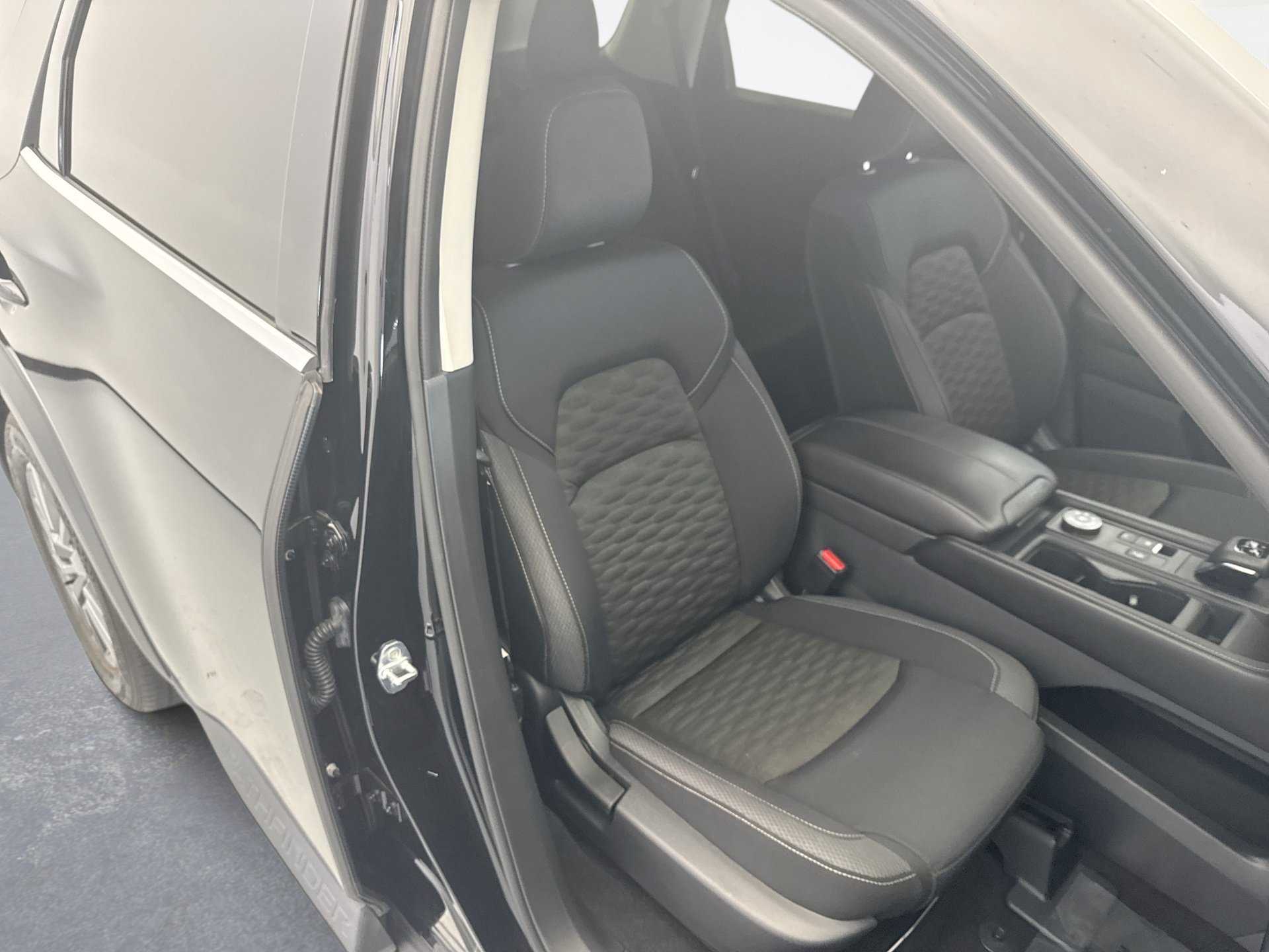 Used 2023 Nissan Pathfinder S AWD/4WD image 16