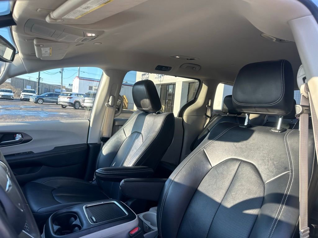 Used 2024 Chrysler Pacifica Touring-L image 32