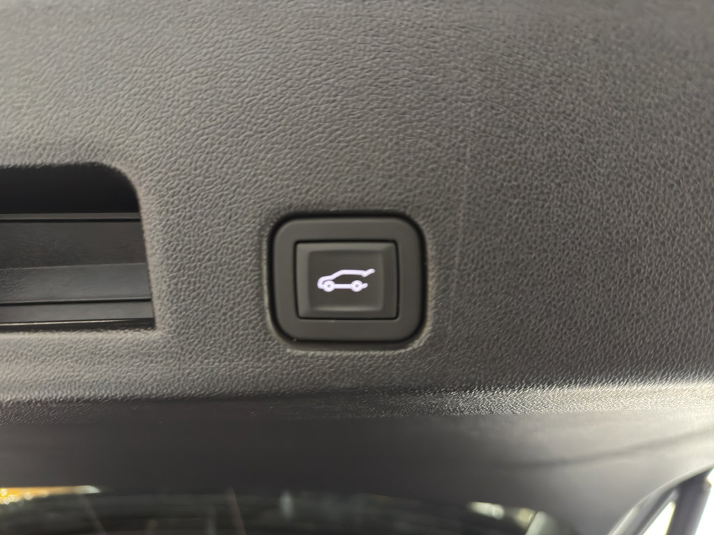 Used 2025 Chevrolet Traverse RS image 26