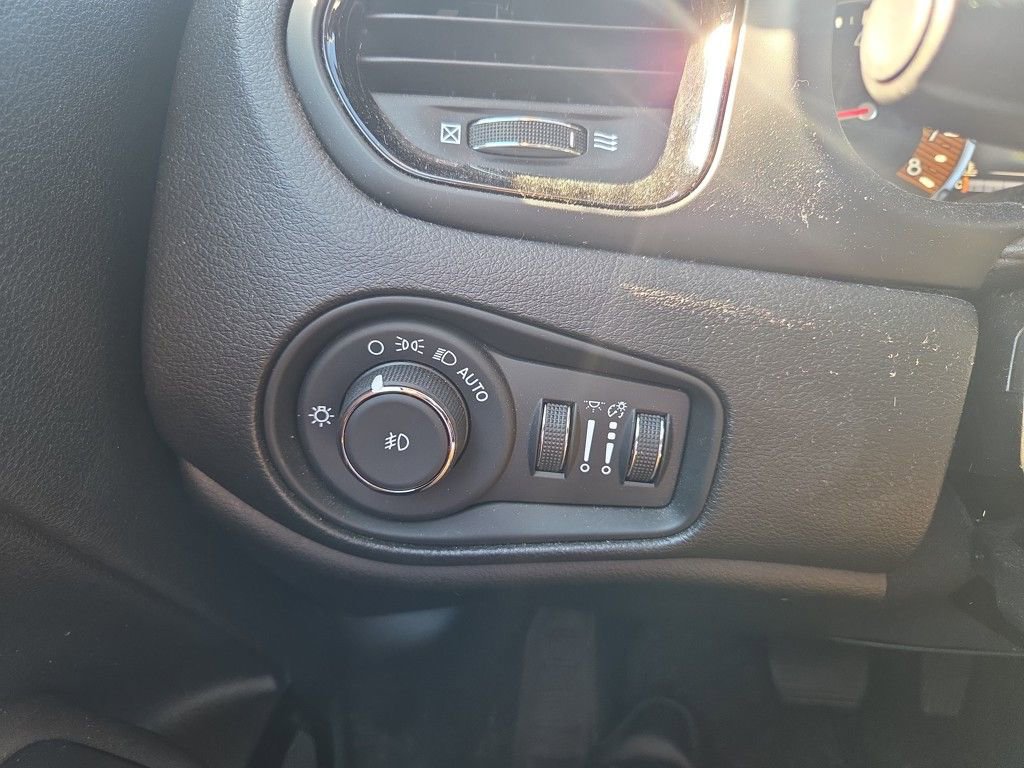 Used 2023 Jeep Renegade Altitude image 11