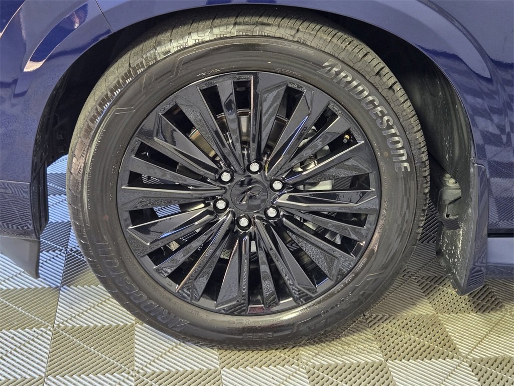 Used 2025 INFINITI QX80 Sensory image 5