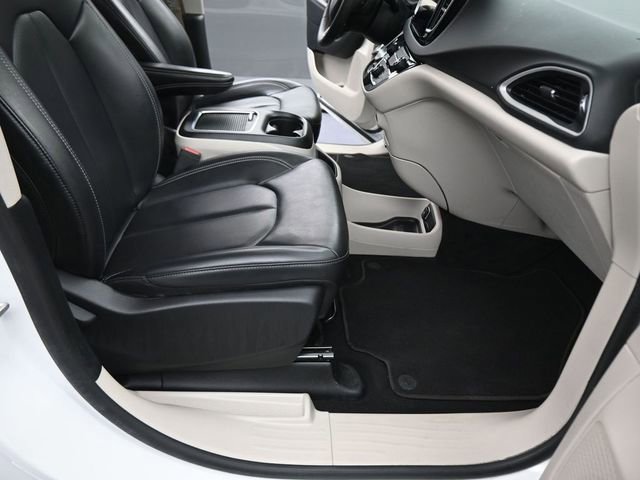 Used 2023 Chrysler Pacifica Touring-L image 12
