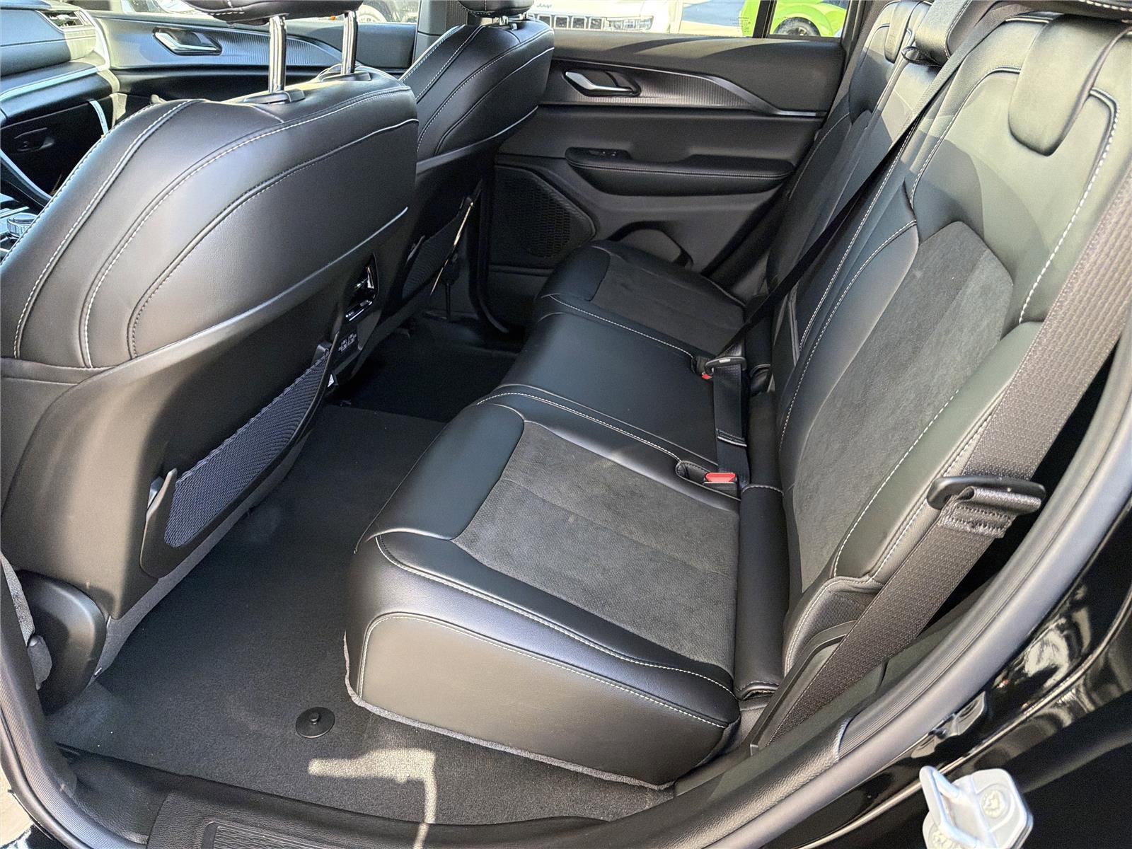 New 2025 Jeep Grand Cherokee Altitude image 23