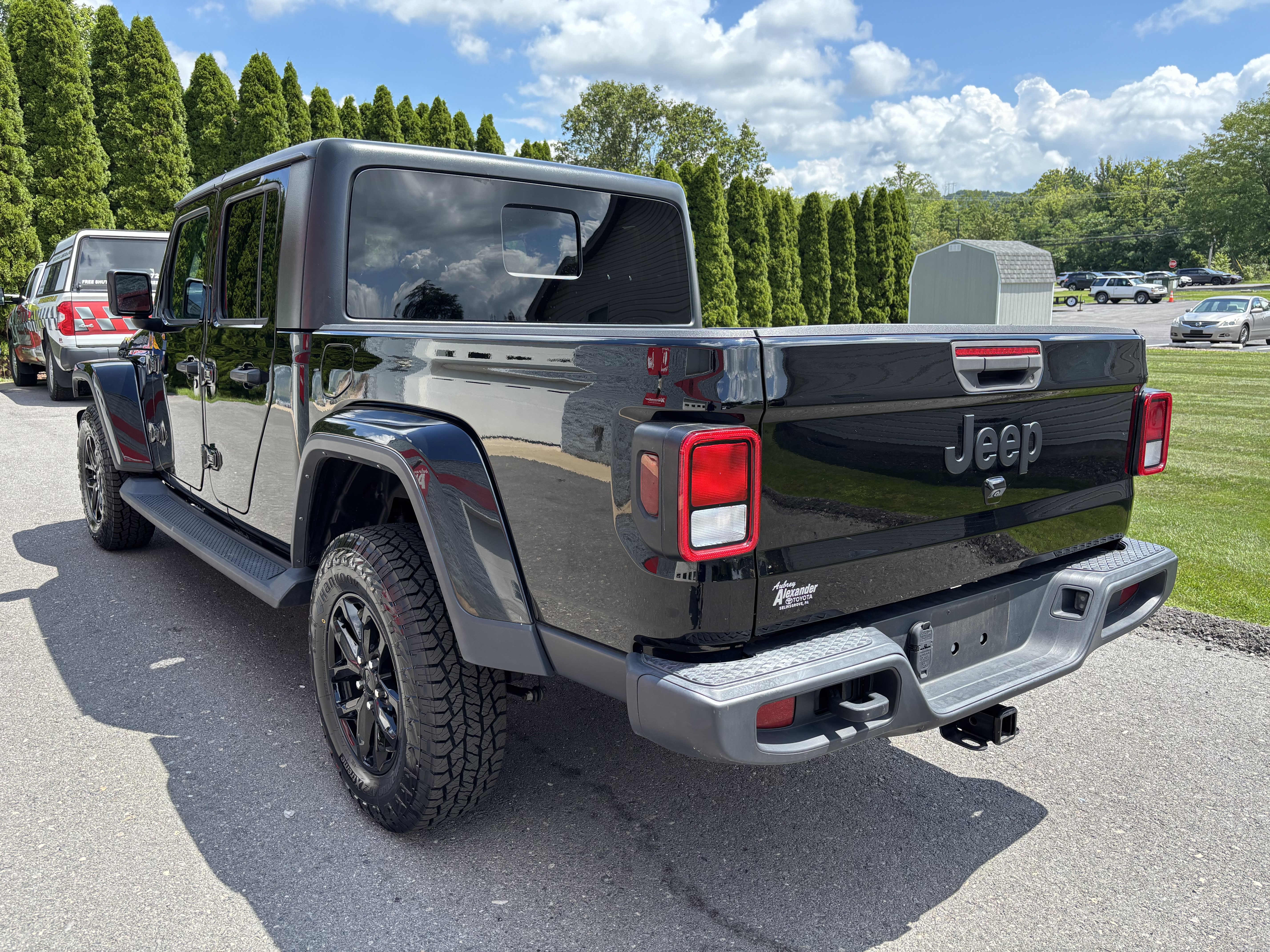 Used 2023 Jeep Gladiator Sport AWD/4WD image 5