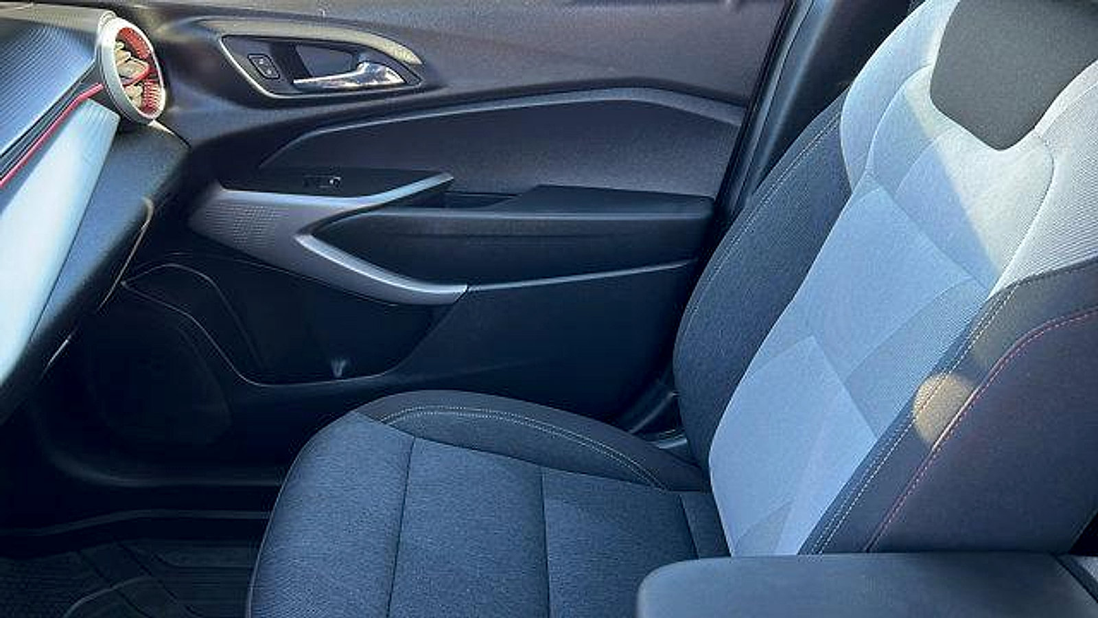 Certified 2024 Chevrolet Trax RS w/ Driver Confidence Package image 18