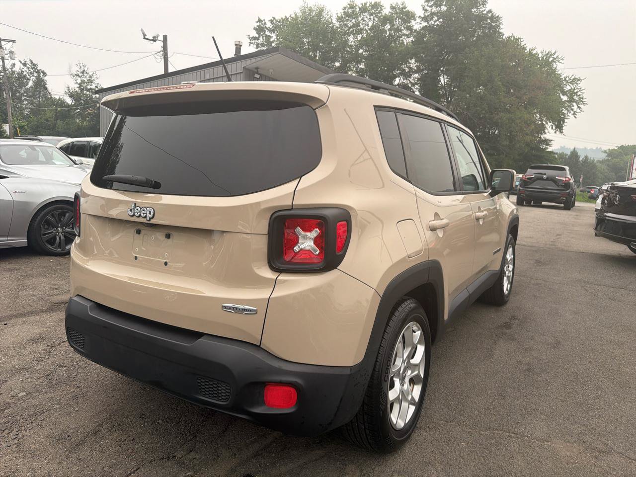 Used 2016 Jeep Renegade Latitude FWD image 7