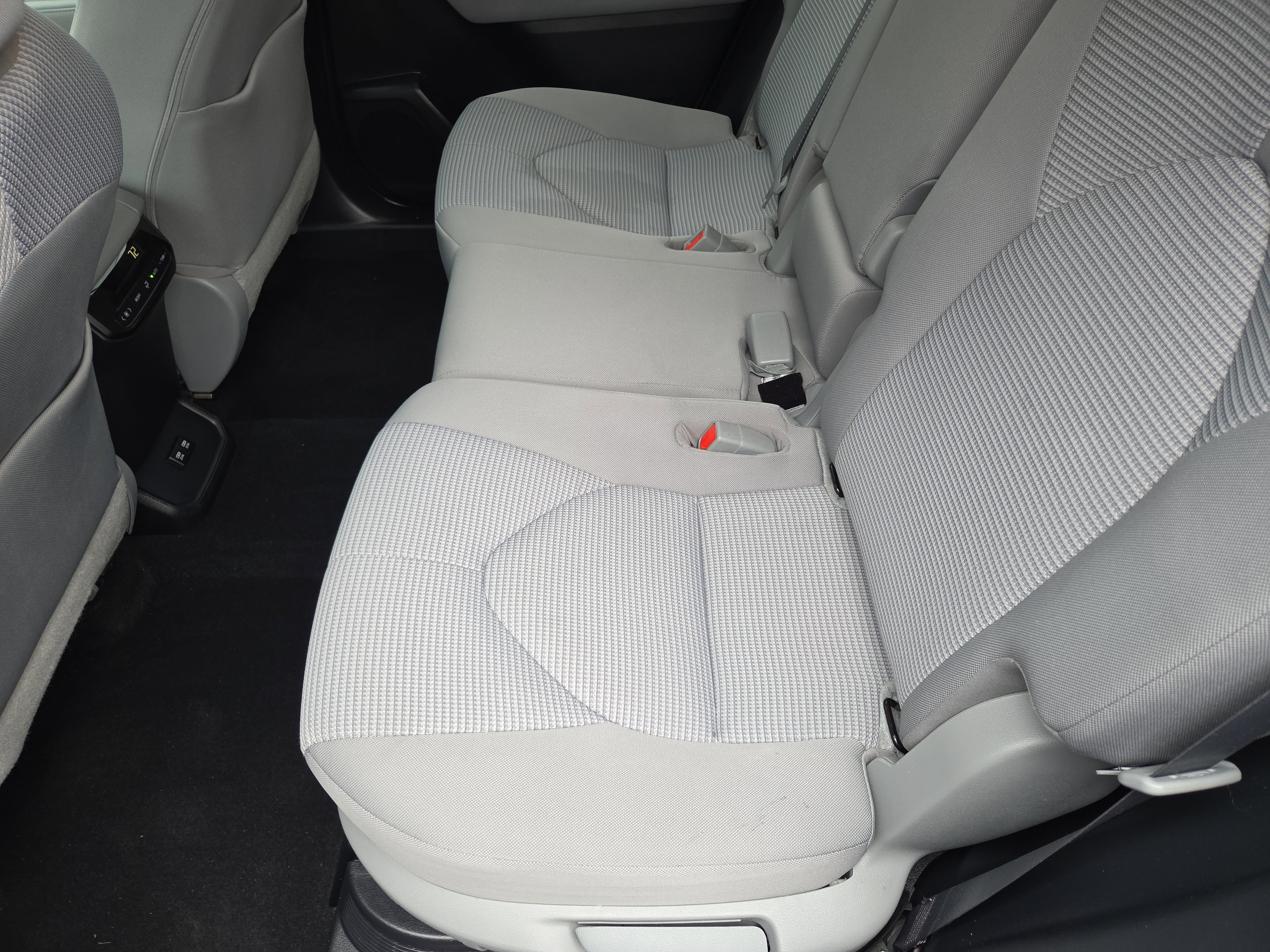 Used 2020 Toyota Highlander LE image 24