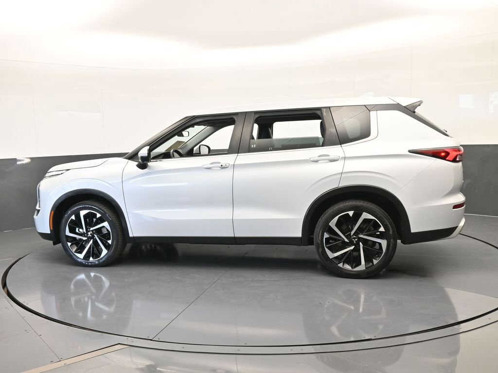 Used 2023 Mitsubishi Outlander SE image 3