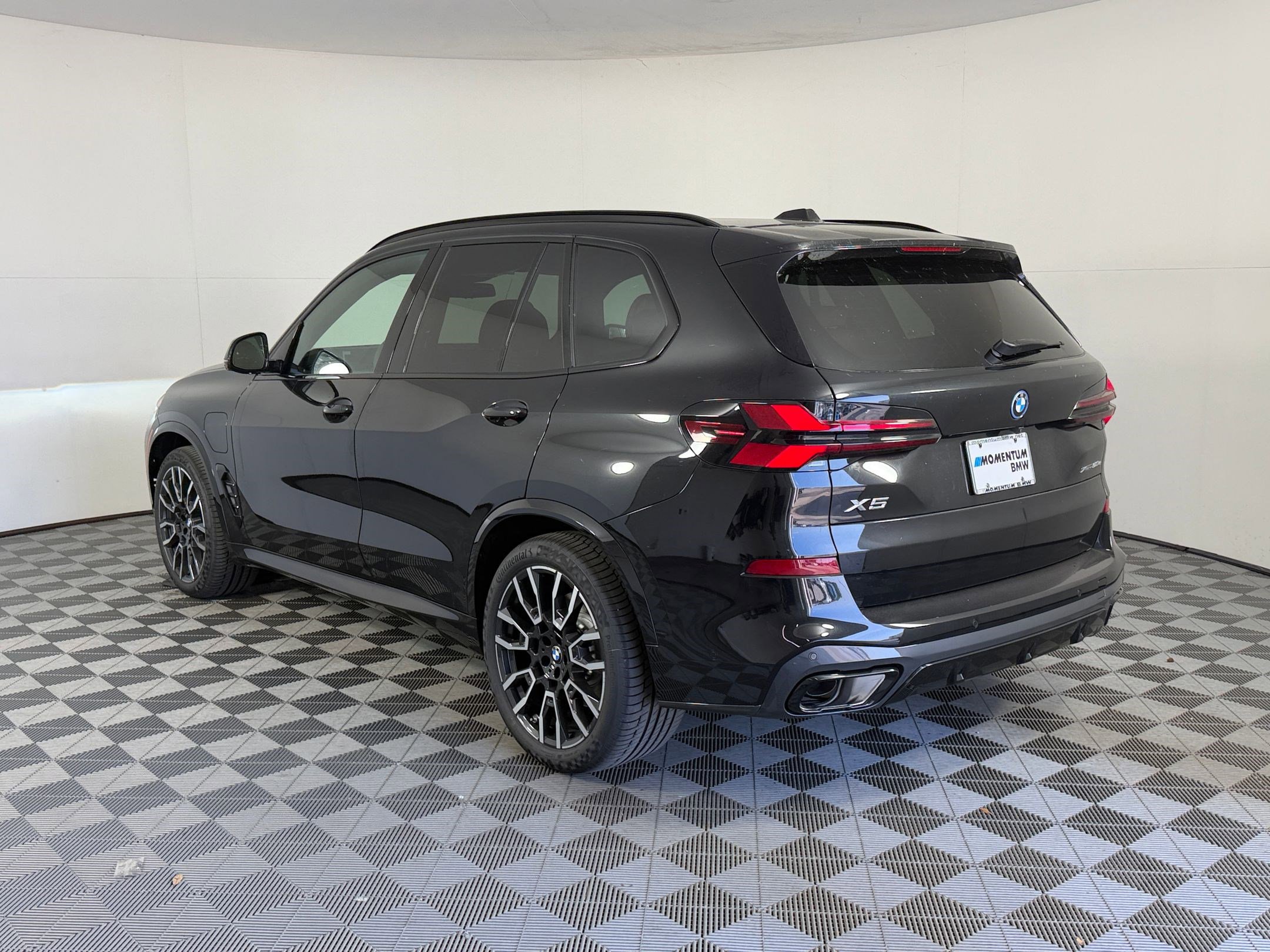 New 2026 BMW X5 xDrive50e w/ M Sport Package AWD/4WD image 3