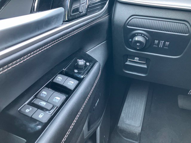 Used 2025 Jeep Wagoneer Series III w/ Premium Group I AWD/4WD image 18