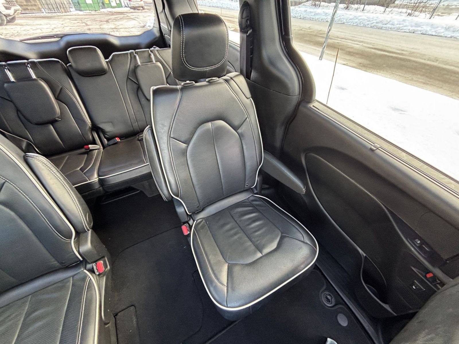 Used 2025 Chrysler Pacifica Limited image 42