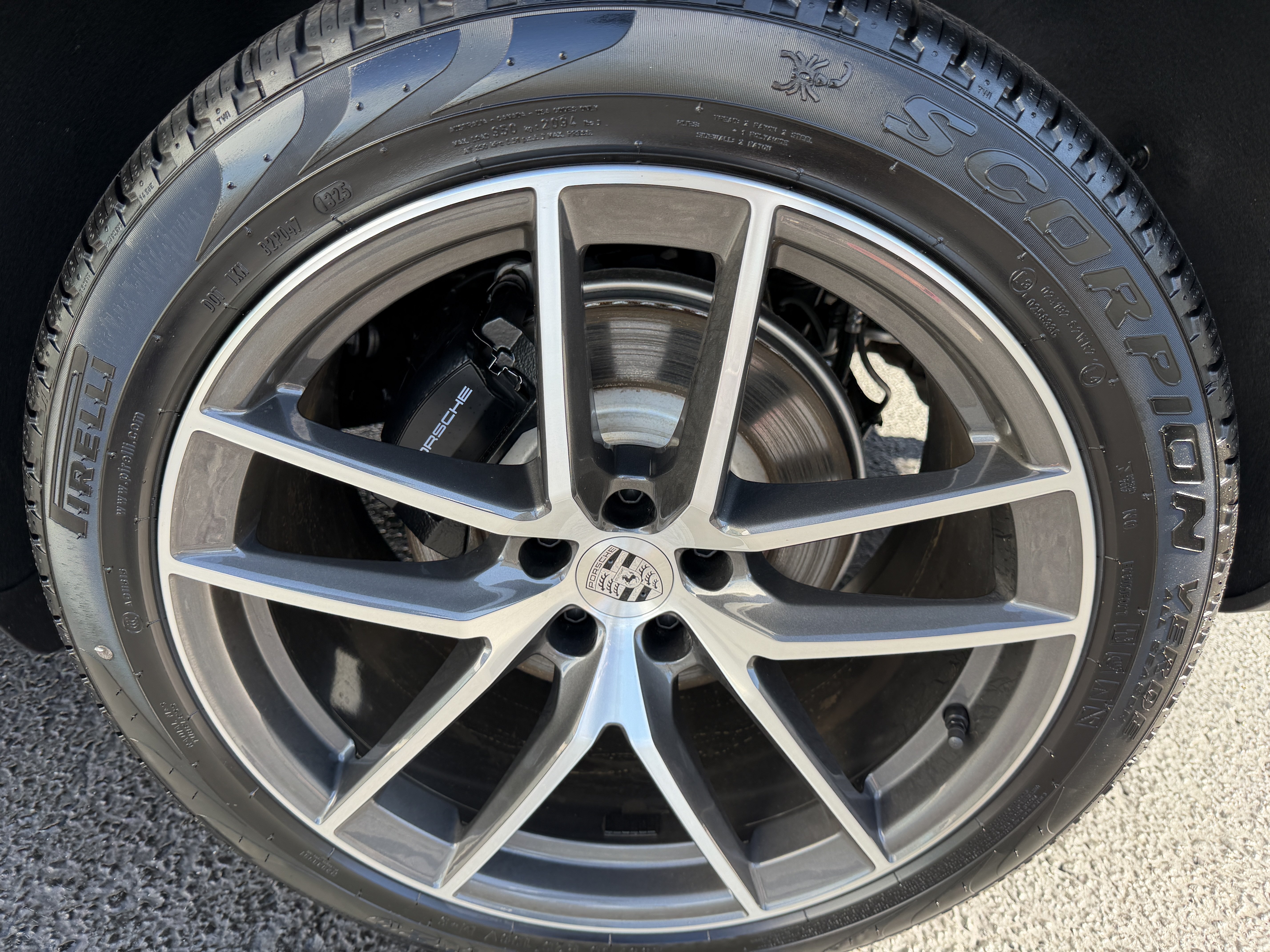 Certified 2025 Porsche Macan AWD/4WD image 8