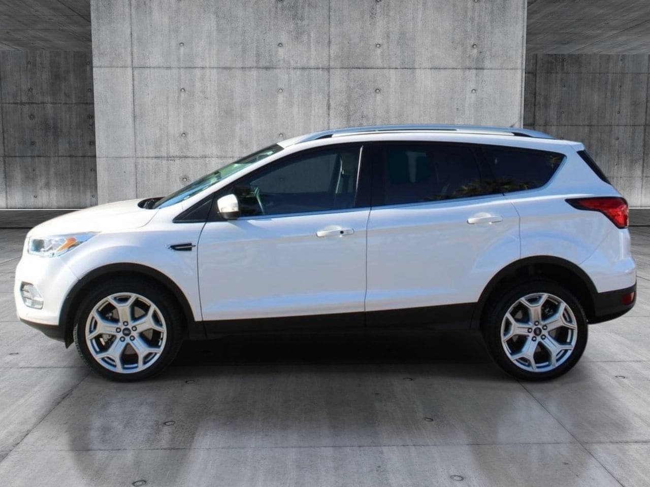 Used 2019 Ford Escape Titanium FWD image 2