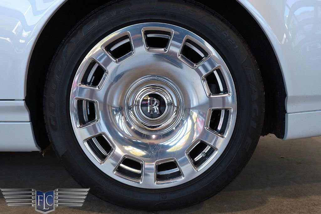 Used 2017 Rolls-Royce Phantom Drophead Coupe image 46