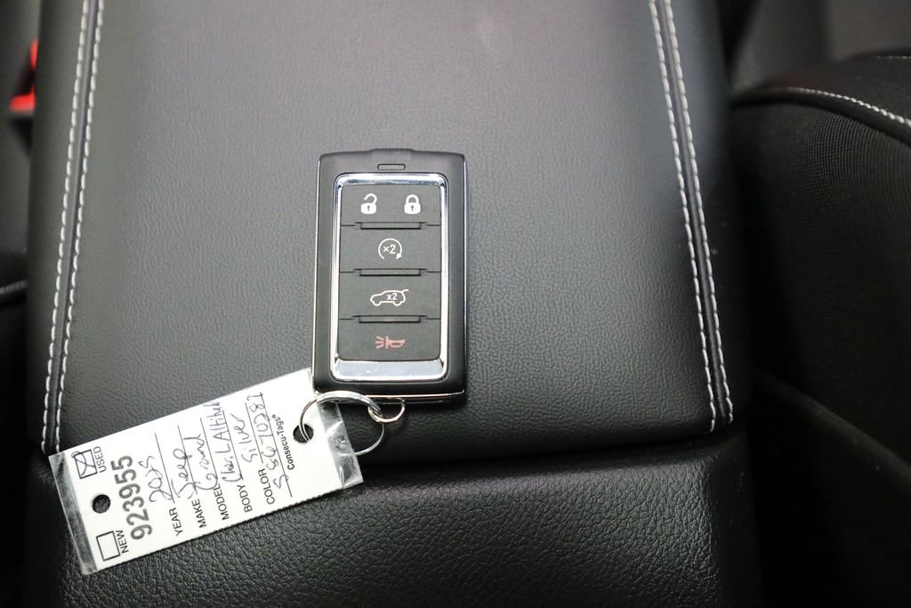 Used 2025 Jeep Grand Cherokee L Altitude image 27