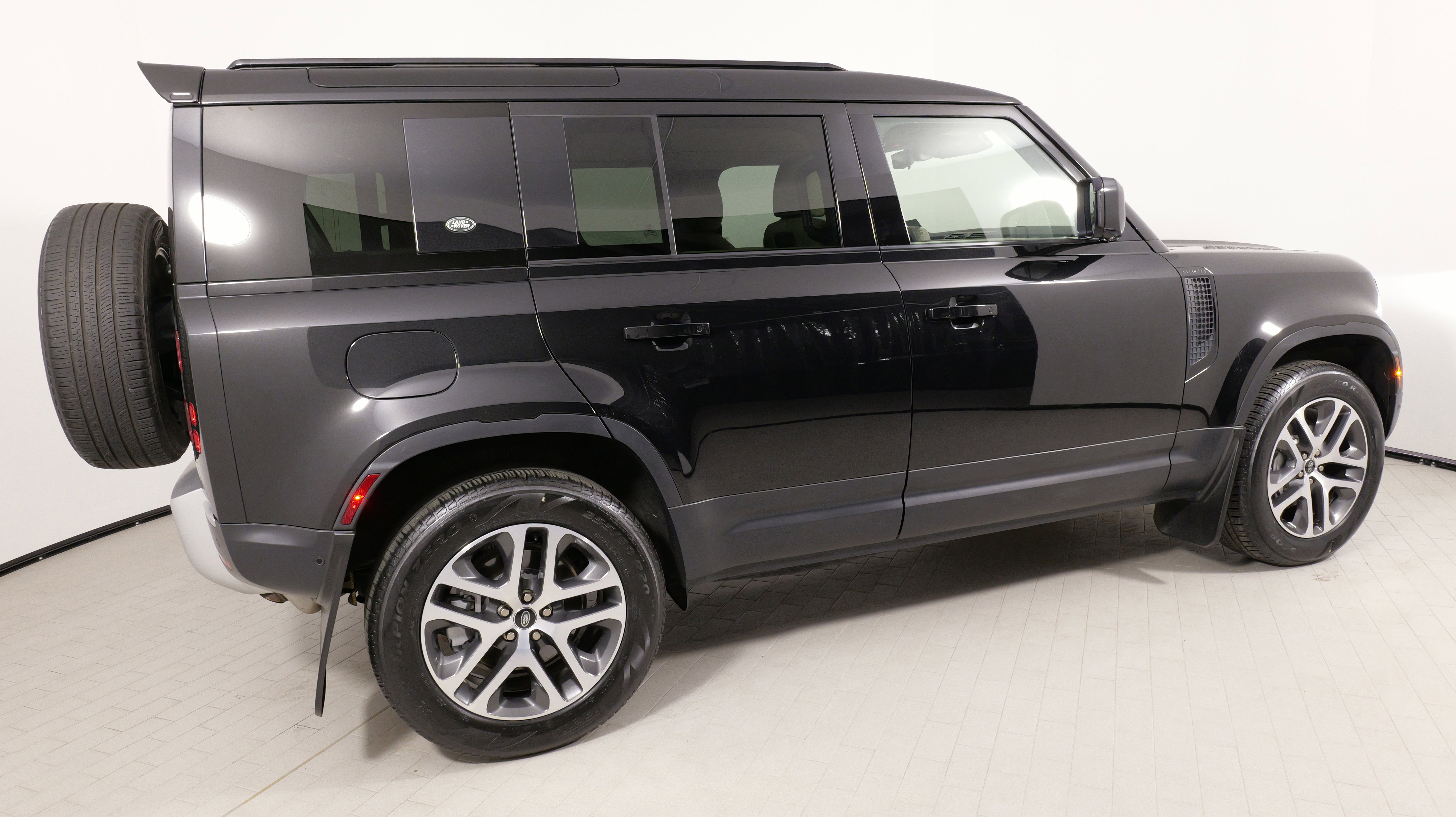 Used 2022 Land Rover Defender 110 SE image 11