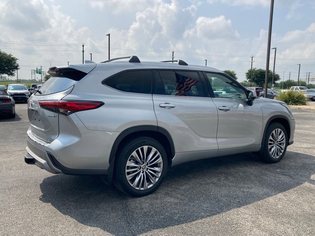 Used 2023 Toyota Highlander Platinum AWD/4WD image 3