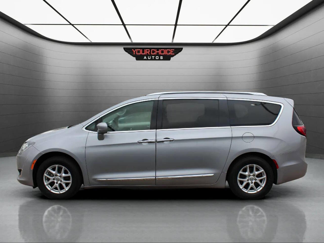 Used 2020 Chrysler Pacifica Touring-L FWD image 2