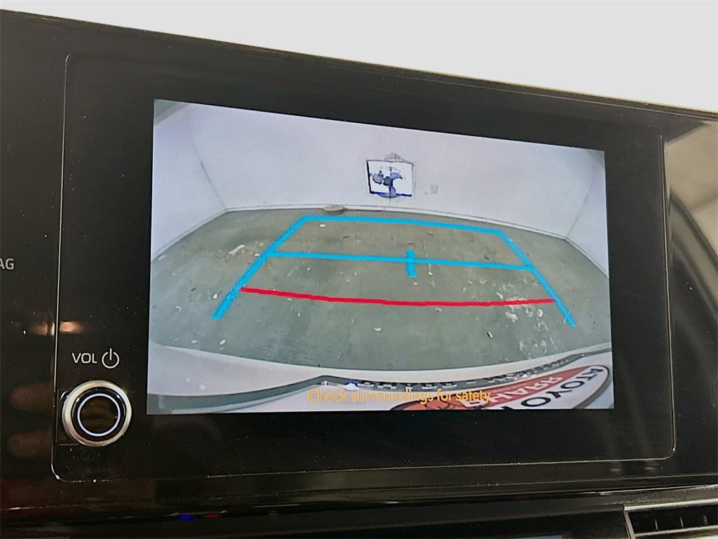 Used 2025 Toyota Sienna LE image 11