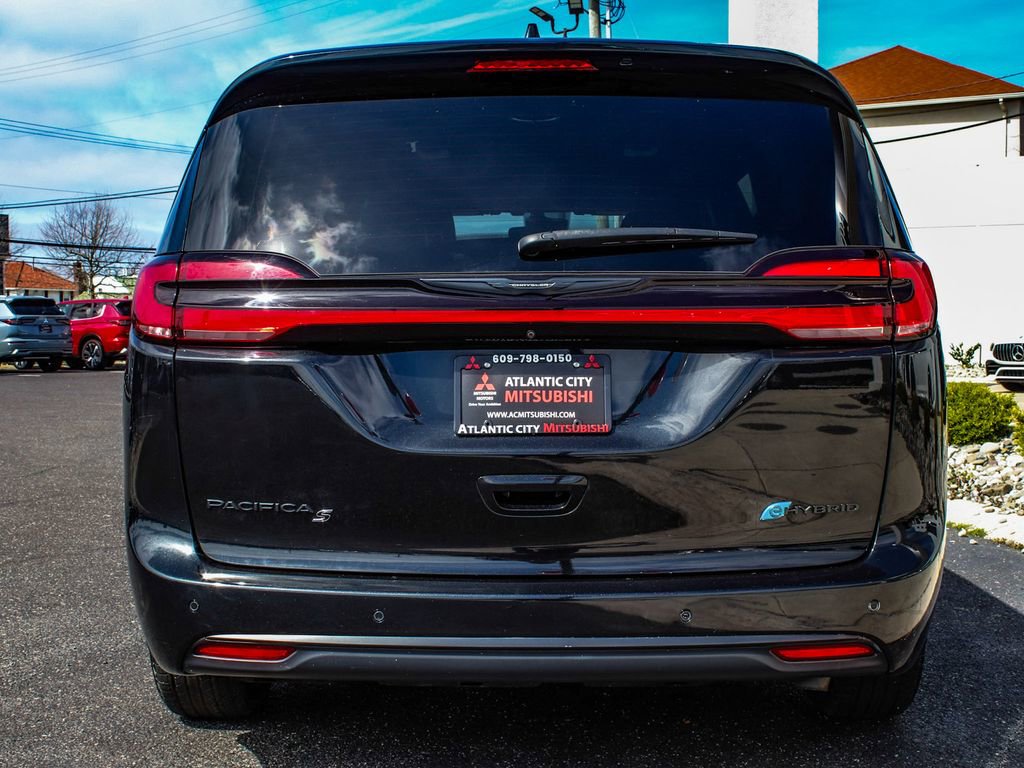 Used 2022 Chrysler Pacifica Touring-L w/ Uconnect Theater Family Group image 5