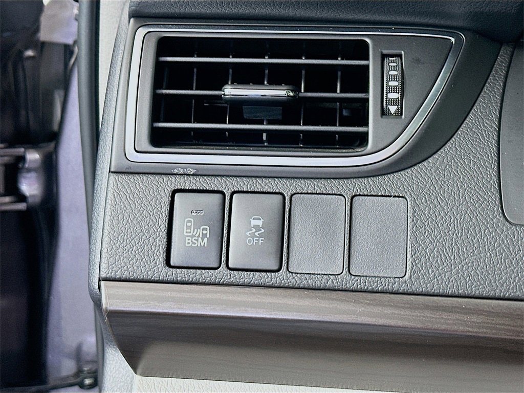 Used 2017 Toyota Camry XLE image 10