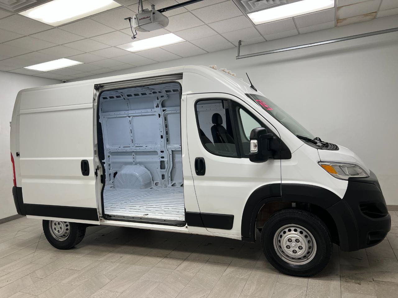 Used 2025 RAM ProMaster 2500 w/ Convenience Group FWD image 26