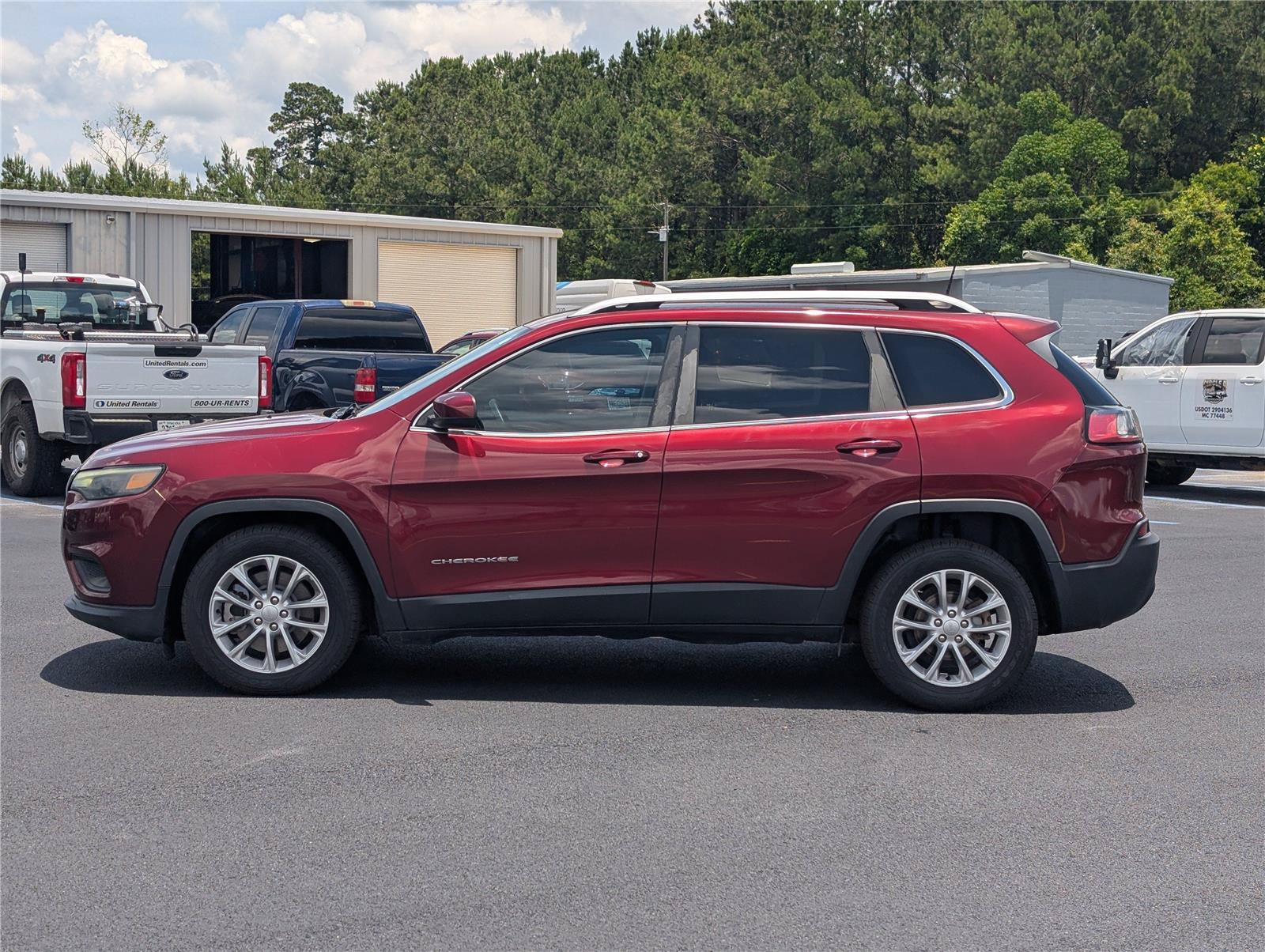 Used 2019 Jeep Cherokee Latitude w/ Popular Appearance Group FWD image 2