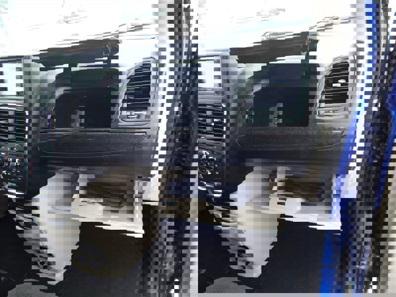 Used 2018 Dodge Grand Caravan SE w/ UConnect Hands-Free Group image 16