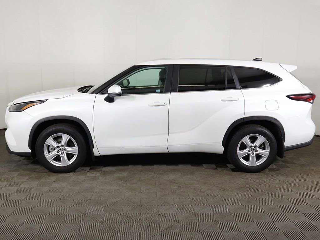 Used 2024 Toyota Highlander LE AWD/4WD image 16