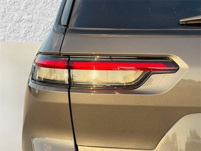 Used 2024 Jeep Grand Cherokee L Altitude image 10