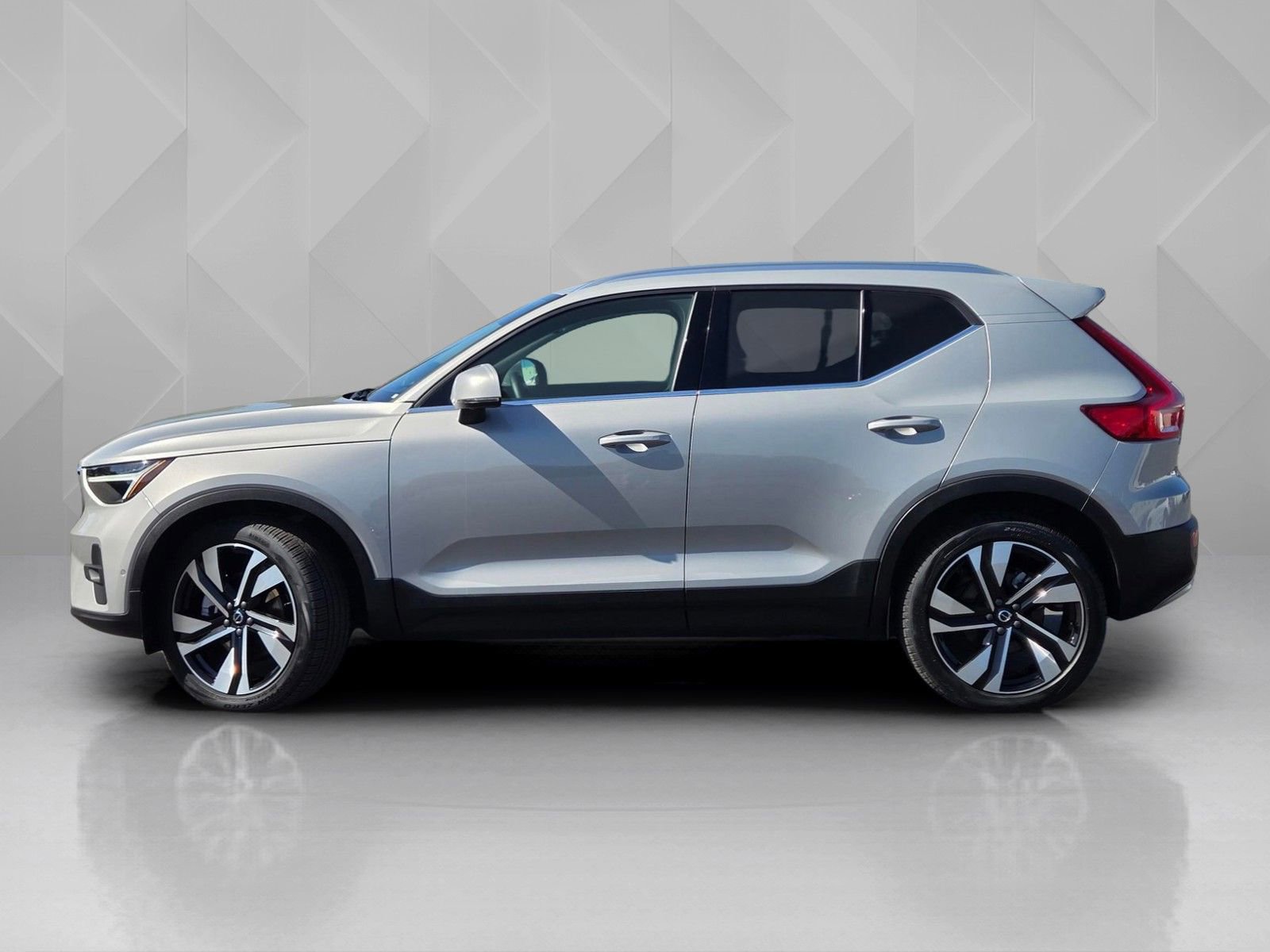 Used 2025 Volvo XC40 B5 Plus image 3