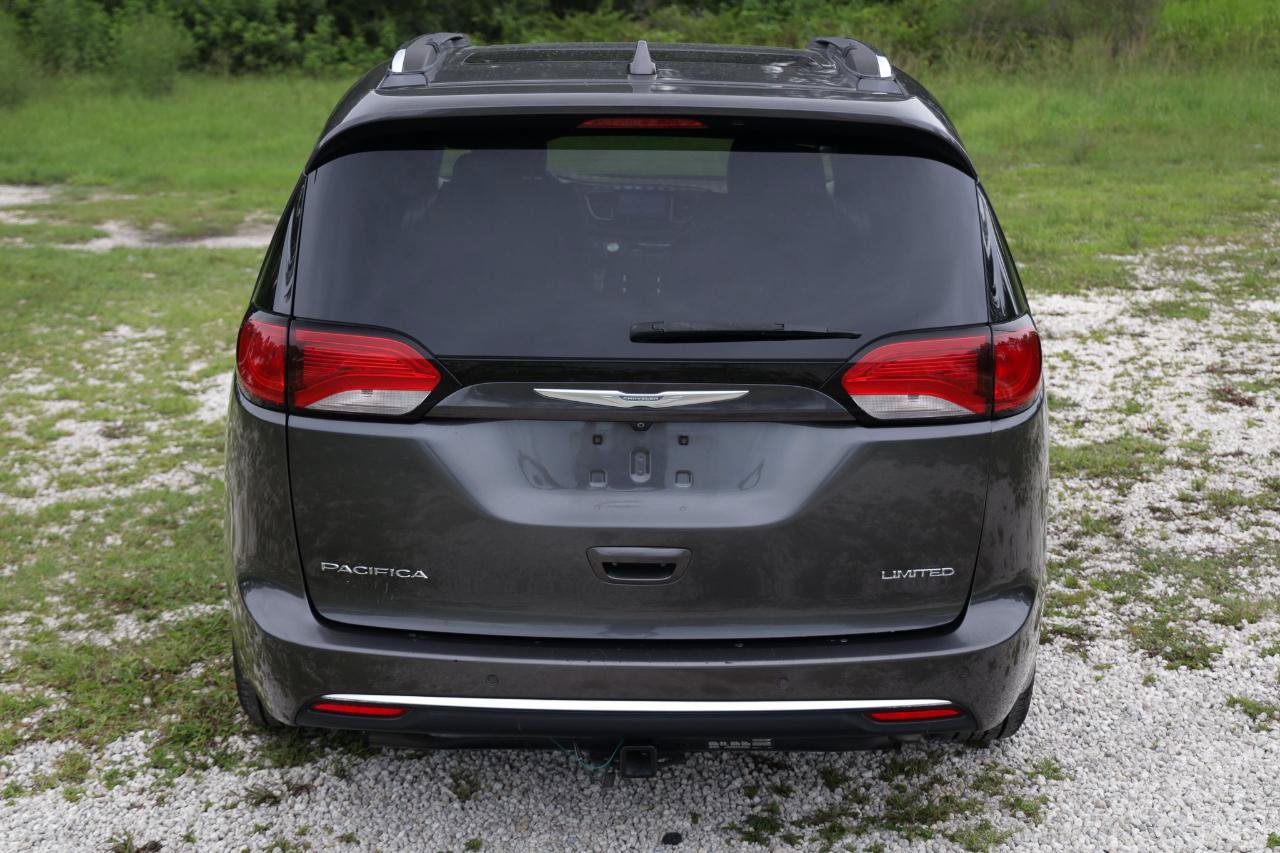 Used 2017 Chrysler Pacifica Limited w/ Advanced Safetytec Group FWD image 10