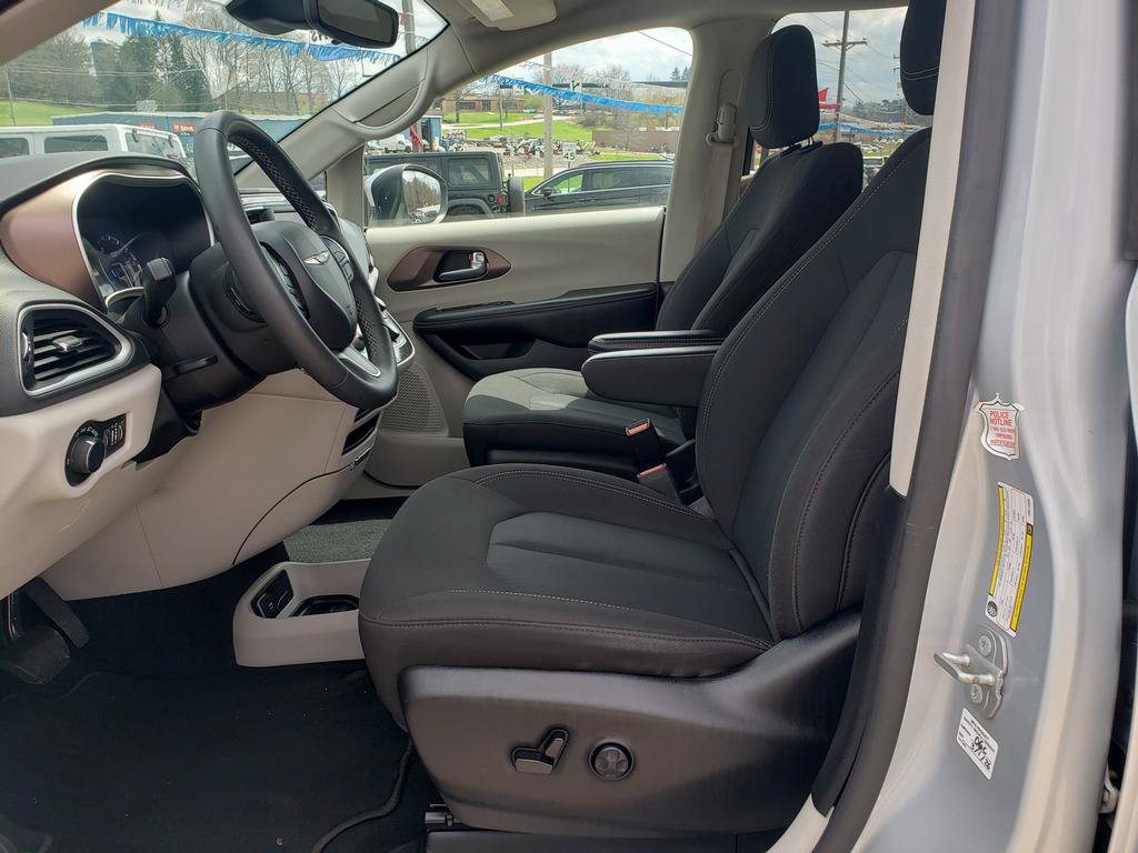 Certified 2023 Chrysler Voyager LX FWD image 10