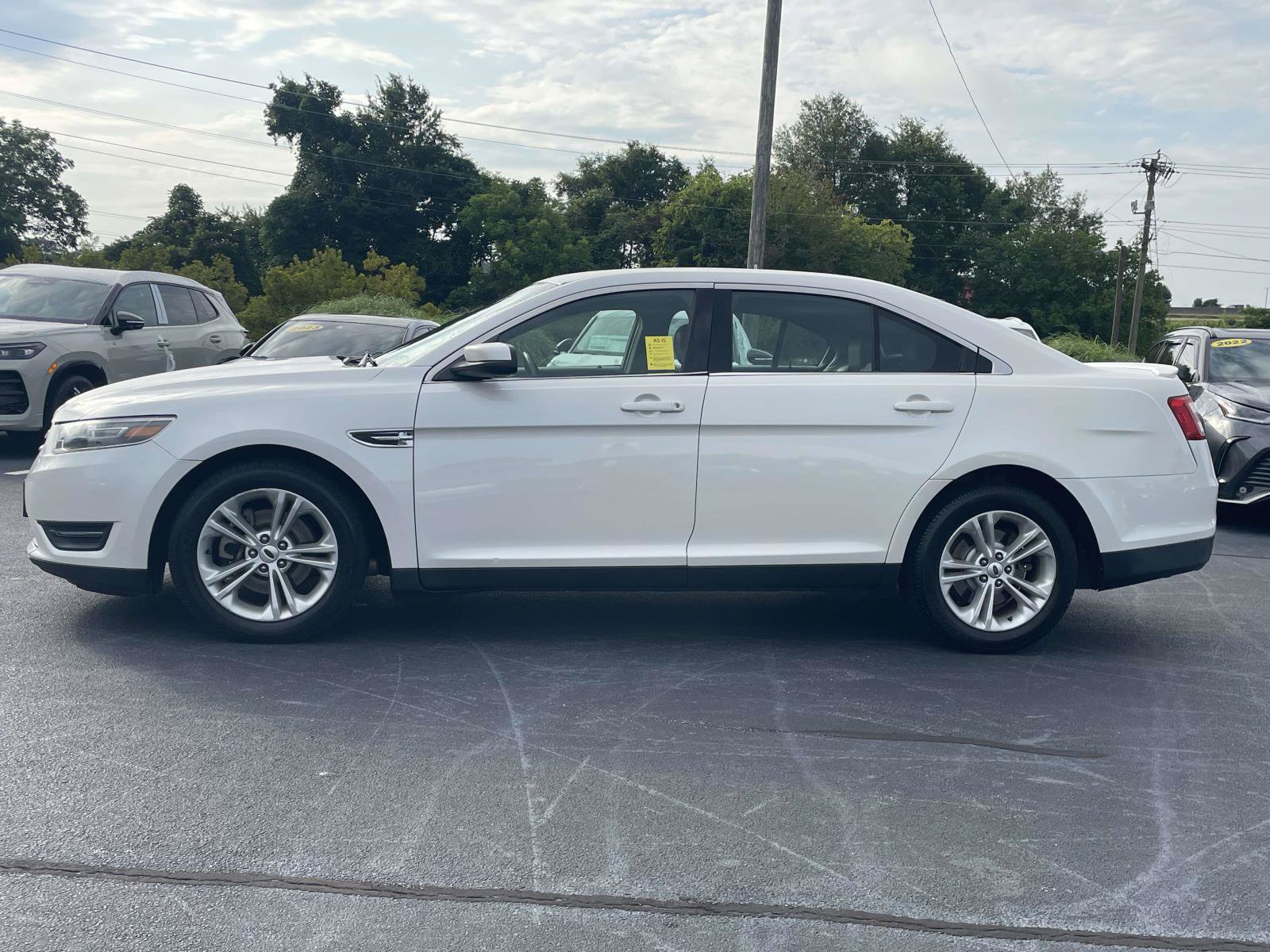 Used 2015 Ford Taurus SEL FWD image 4
