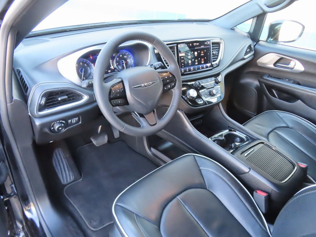 Certified 2025 Chrysler Pacifica Limited image 22
