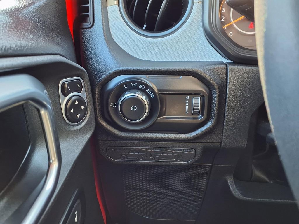 Used 2025 Jeep Wrangler Willys image 17