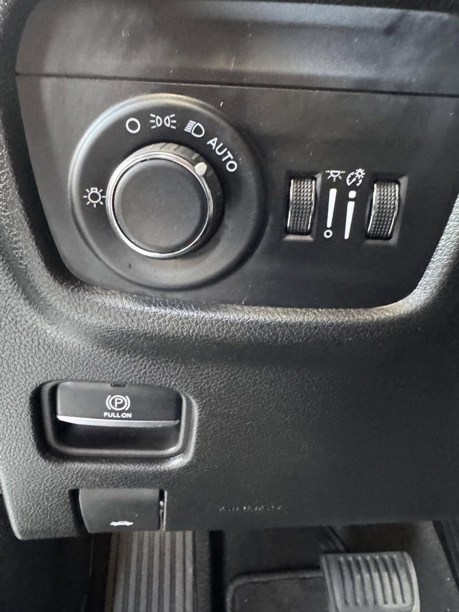 Used 2024 Jeep Grand Cherokee L Altitude AWD/4WD image 15