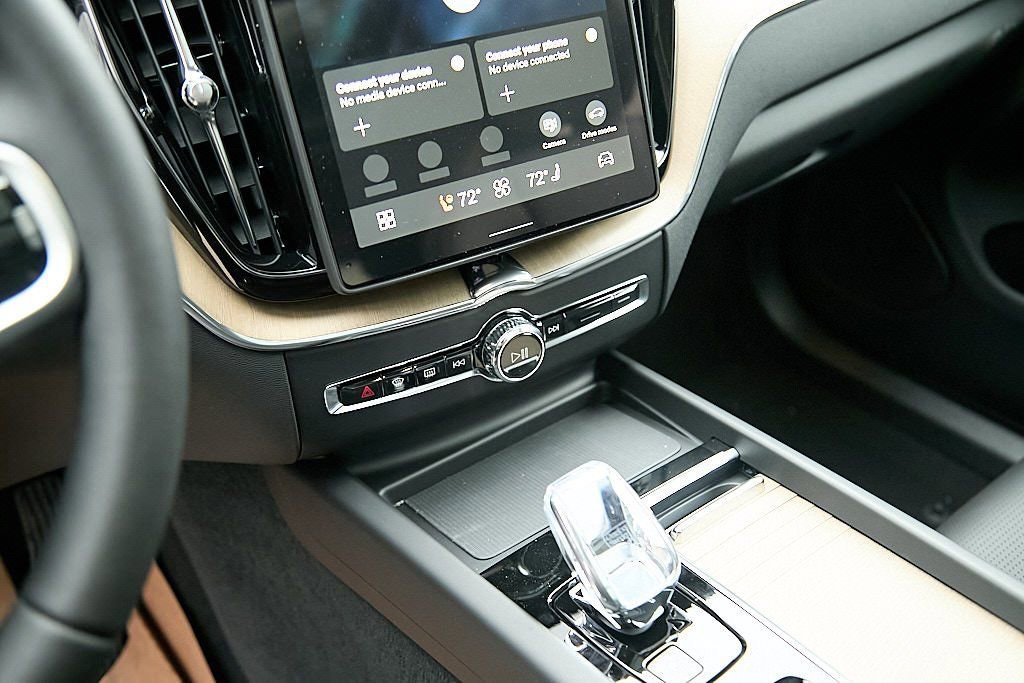 New 2026 Volvo XC60 B5 Ultra w/ Climate Package image 17