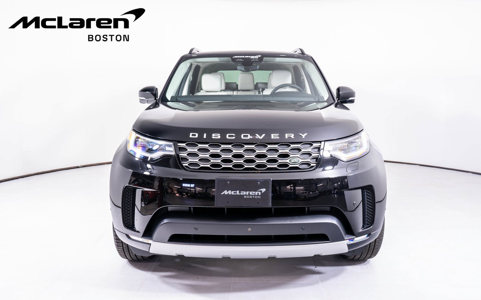 Used 2025 Land Rover Discovery S image 8