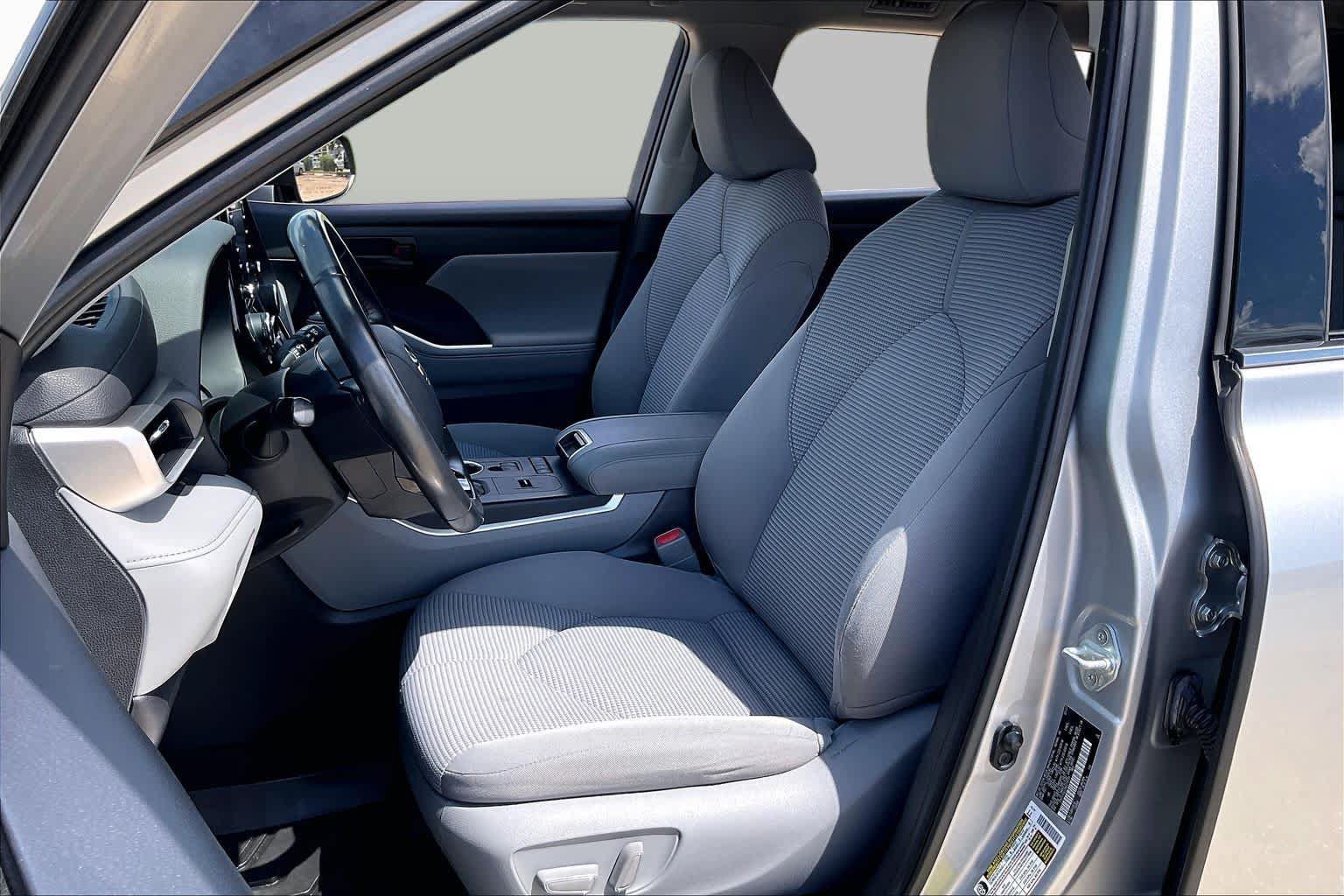 Used 2021 Toyota Highlander LE FWD image 6