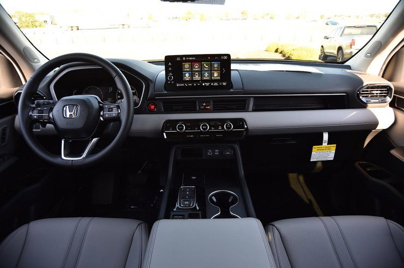 New 2025 Honda Pilot Touring image 7