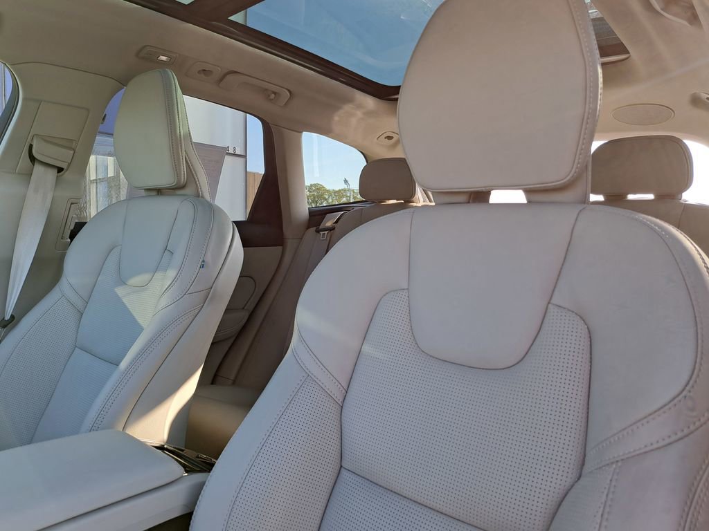 Used 2023 Volvo XC60 B5 Ultimate w/ Climate Package image 23