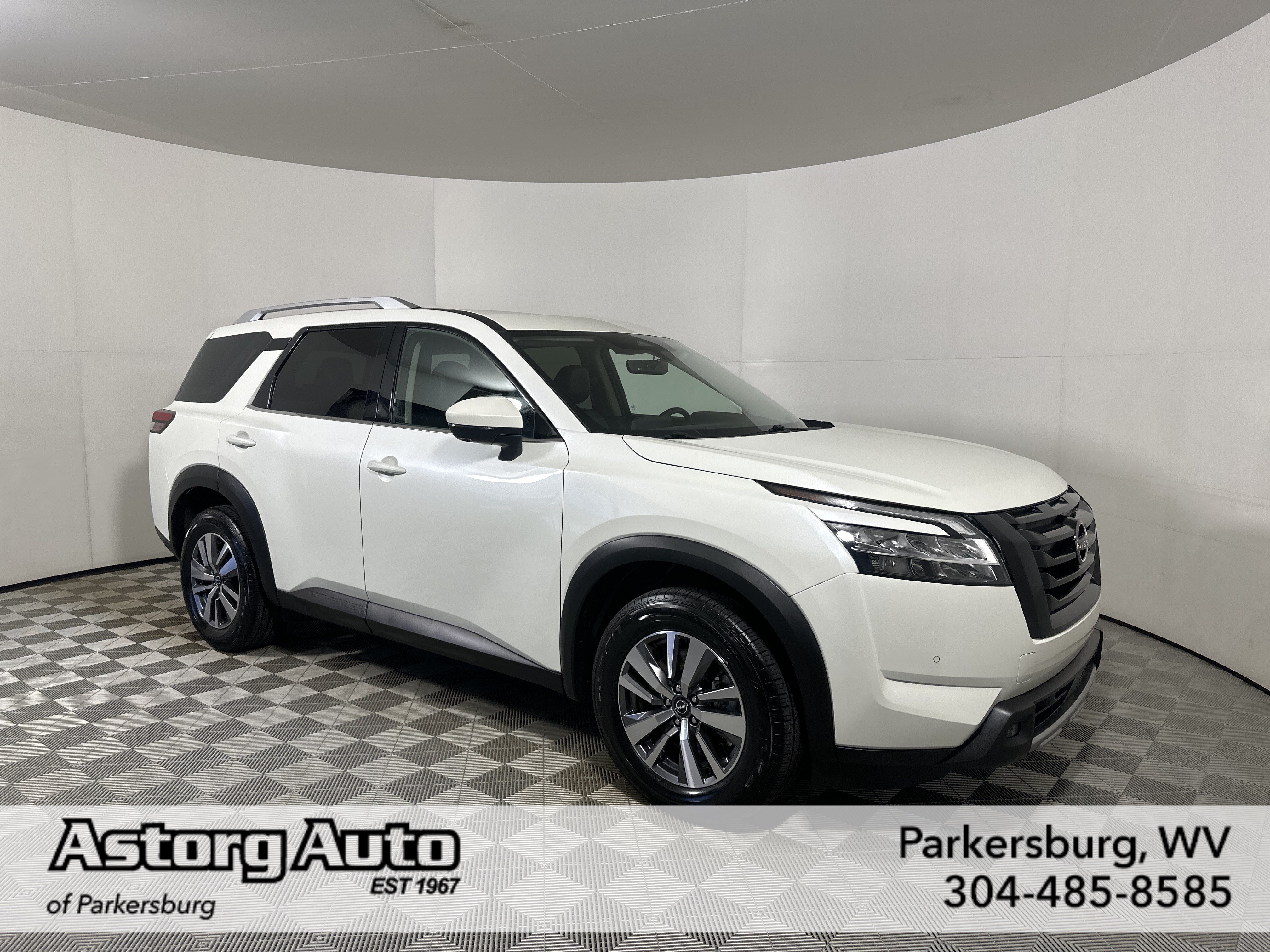 Used 2023 Nissan Pathfinder SL AWD/4WD image 1