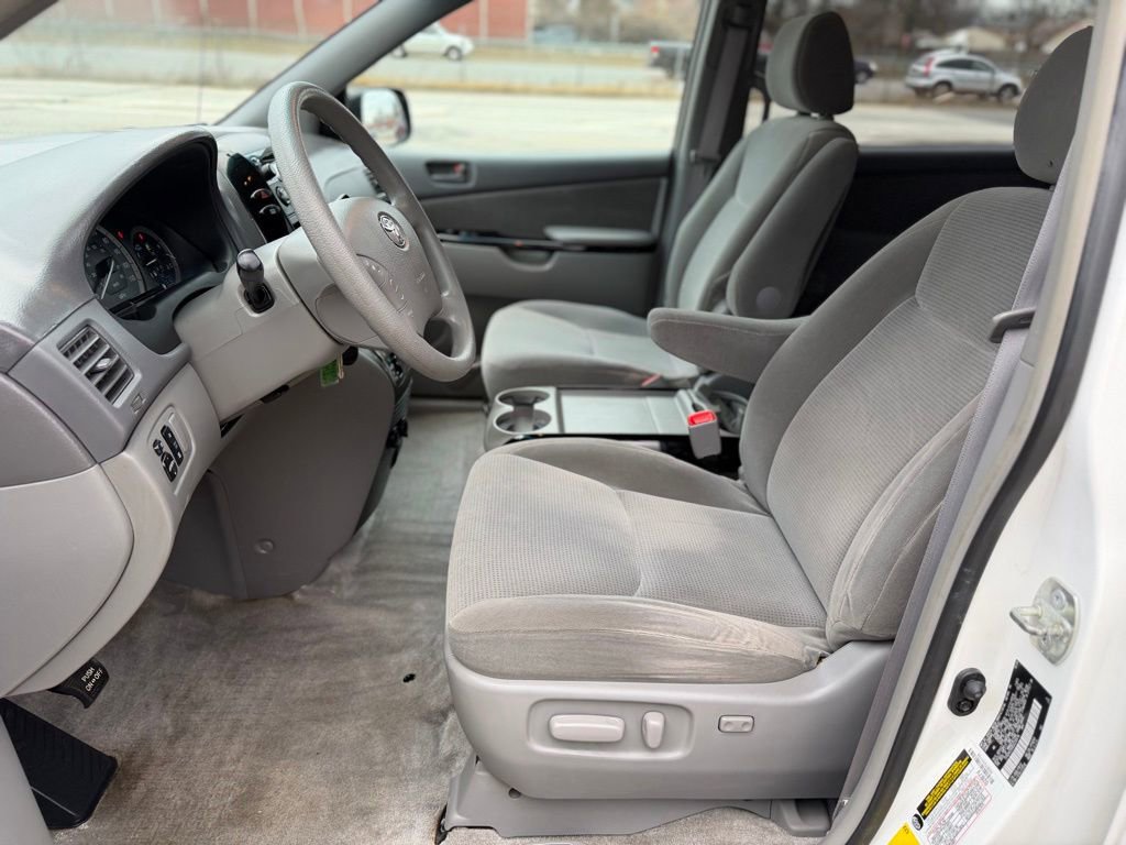 Used 2005 Toyota Sienna LE image 24