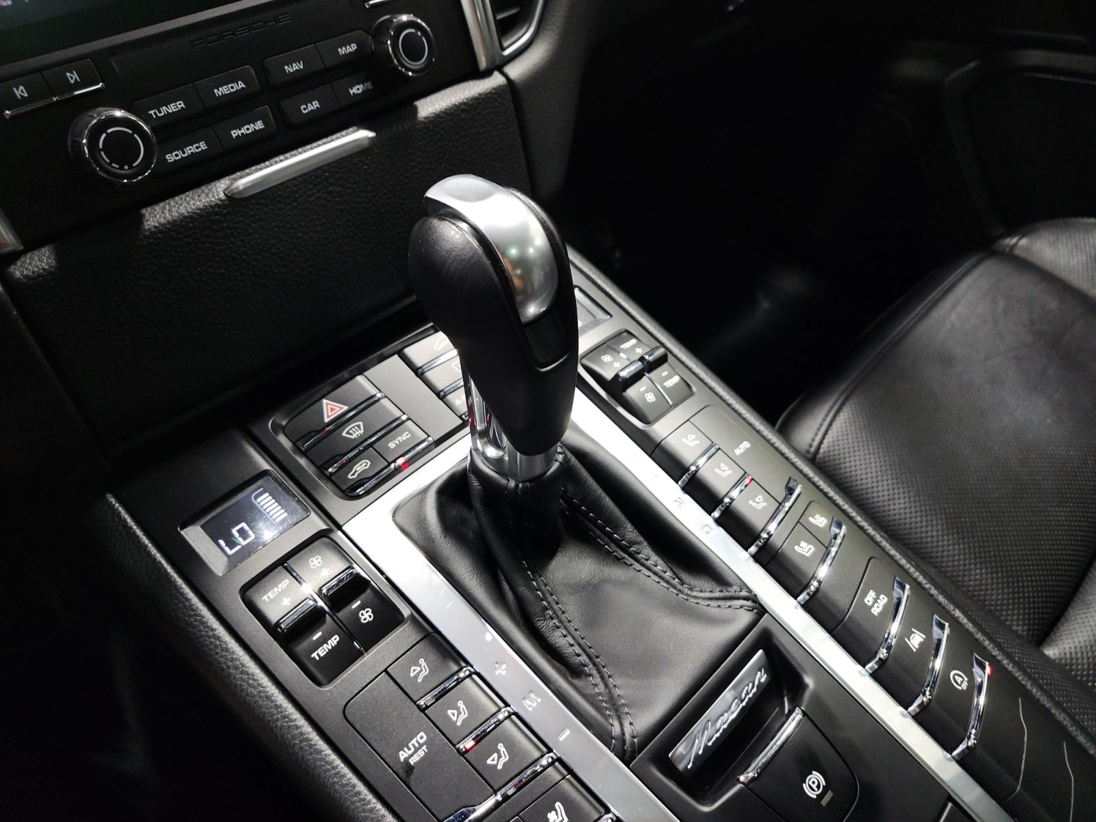 Used 2018 Porsche Macan AWD/4WD image 19
